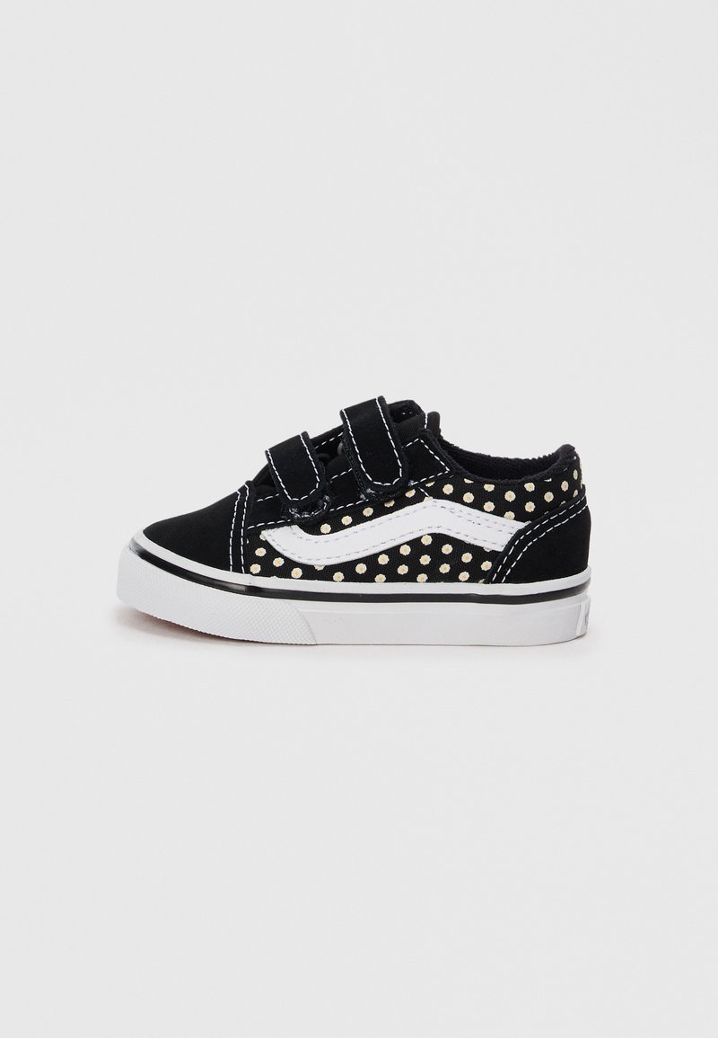 Baskets en suède noir avec accents blancs et motif à pois. Équipées de deux brides Velcro et d'une semelle en caoutchouc blanche. Design low-top.
