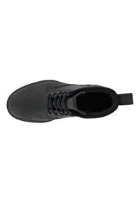 Botte noire en cuir au-dessus de la cheville avec un bout arrondi, un laçage et une languette au talon. Texture lisse avec des détails de couture subtils.