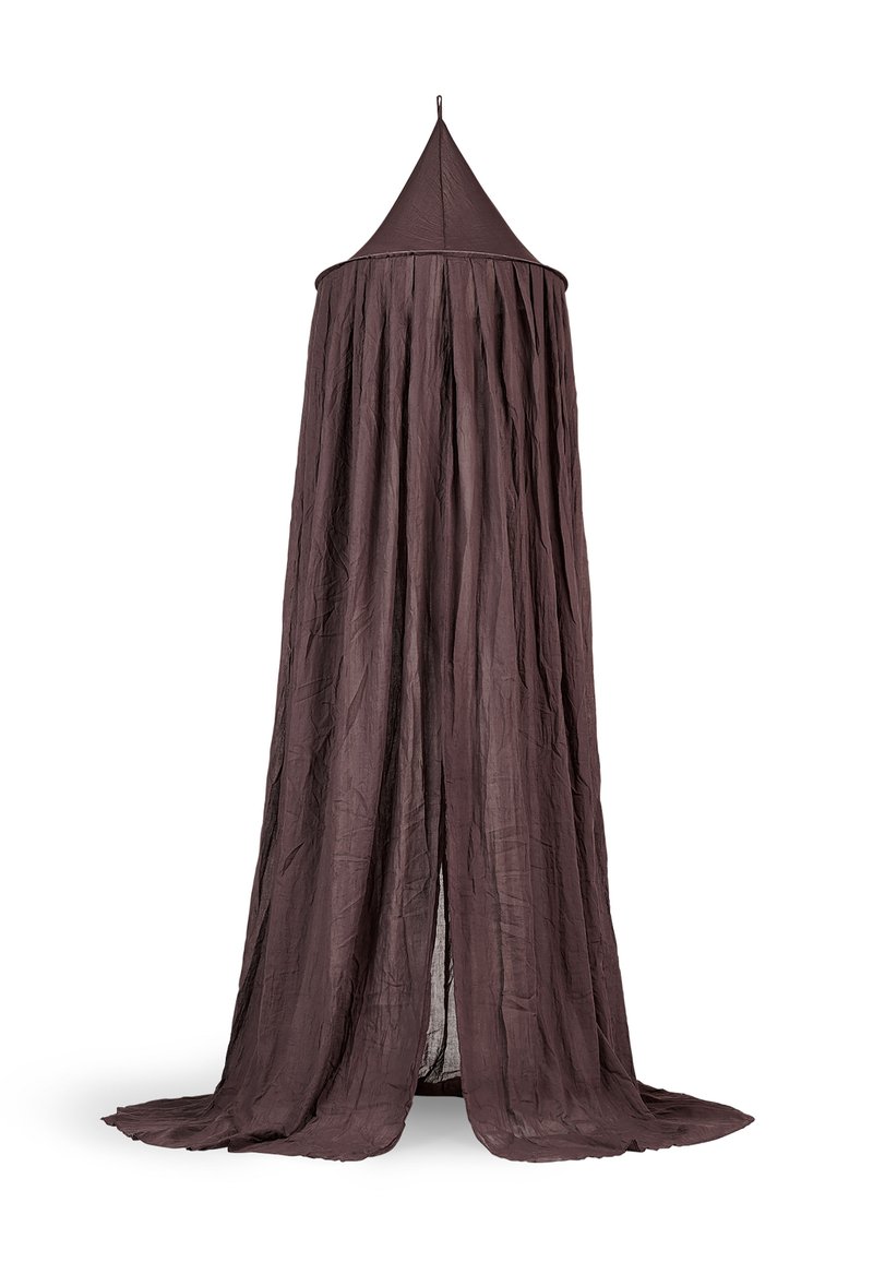 Structure en forme de tente avec un sommet conique, fabriquée en tissu brun foncé fluide et texturé, descendant jusqu'au sol avec une fente à l'avant.