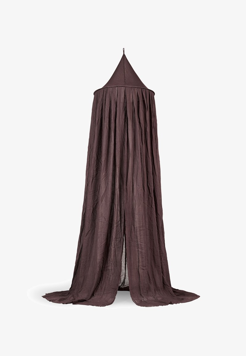 Structure en forme de tente avec un sommet conique, fabriquée en tissu brun foncé fluide et texturé, descendant jusqu'au sol avec une fente à l'avant.