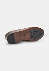 Suola di scarpa in pelle marrone con superficie liscia, motivo di trazione in gomma nera e marchio prominente vicino al tallone. Taglia contrassegnata come 42.