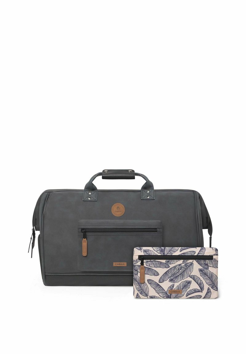 Trousse grise en toile avec une surface texturée, des accents en cuir et des poignées supérieures, accompagnée d'une pochette crème ornée d'un motif de feuilles foncées et d'une fermeture éclair.