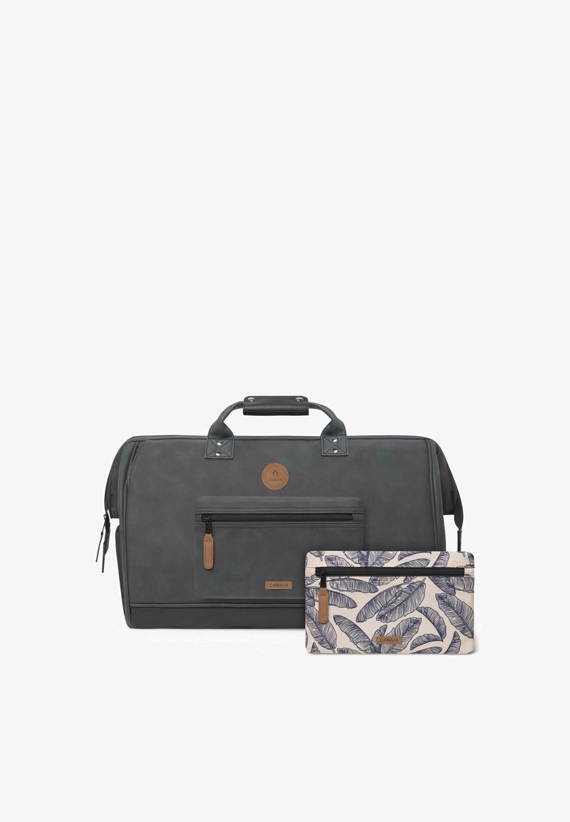 Grau duffel Tasche mit strukturiertem Oberflächen, Lederakzenten und Obergriffen, kombiniert mit einem cremefarbenen Pouch mit einem dunklen Blättermuster und Reißverschluss.