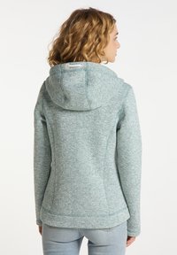 Ljus teal fleecehoodie med texturerad tyg, figurnära design, justerbar huva och subtil heather-mönster, med hög krage och smala ärmar.