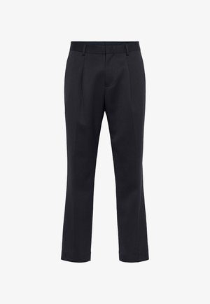 Pantaloni negri personalizați, dintr-un material texturat, cu croială dreaptă și plisse în față. Au un tiv cu bucle pentru curea și fără buzunare vizibile.