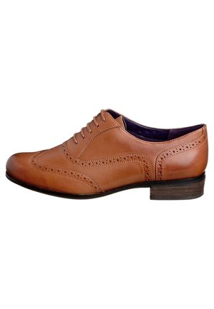Brązowy skórzany but męski typu brogue z wzorem wingtip, sznurowadłami i niski, warstwowany drewniany obcas, widok z boku na białym tle.