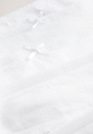 Wit katoenen kledingstuk met fijne kantafwerking en kleine satijnen strikjes; zachte textuur met een gladde afwerking.