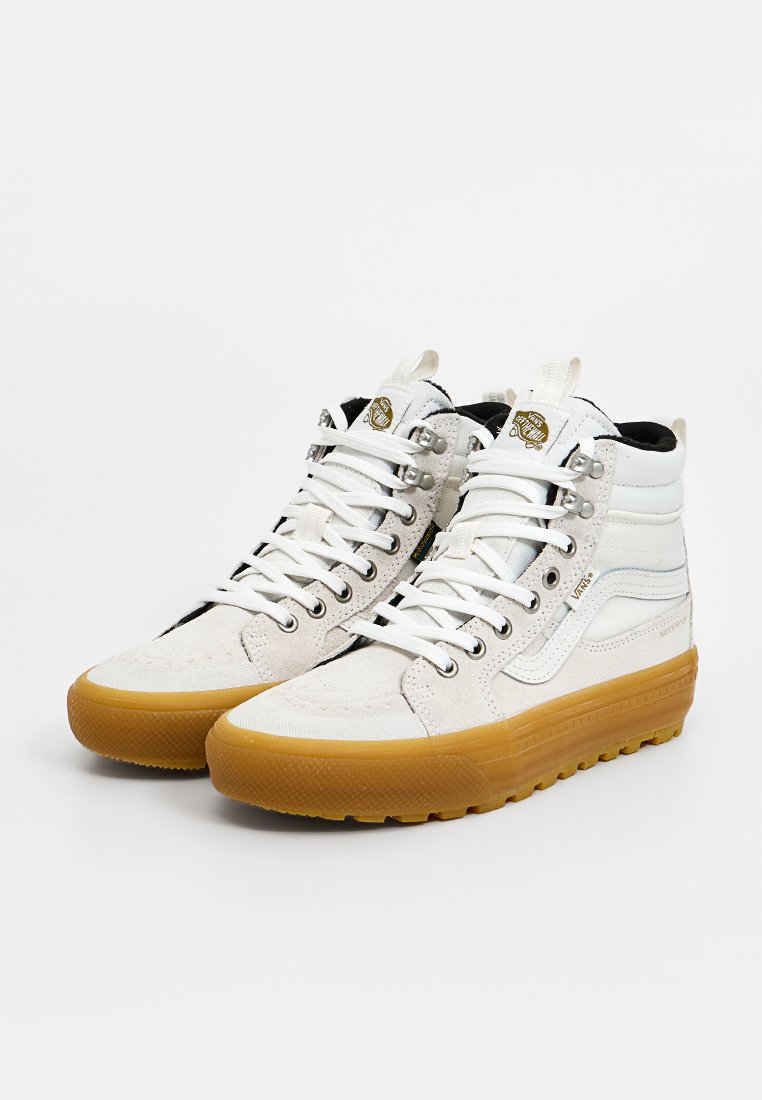 Weiße High-Top-Sneaker mit einem strukturierten Obermaterial aus Wildleder und Canvas, kontrastierender schwarzer Innenfutter und einer Sohle aus Gummi mit strukturiertem Grip.