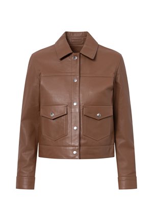 Giacca cropped in pelle marrone con colletto, due tasche frontali con pattine a pressione e dettagli in metallo argentato. Texture liscia e design aderente.