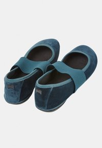 Blå sammetspointade ballerinas med en texturerad yta, elastiskt band över toppen och rundad tådesign. Platt sula för komfort och stabilitet.