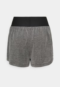 Grijze sportshorts met een zwarte elastische tailleband. De stof heeft een zachte, gemêleerde textuur, met een losse pasvorm en zijsplits.