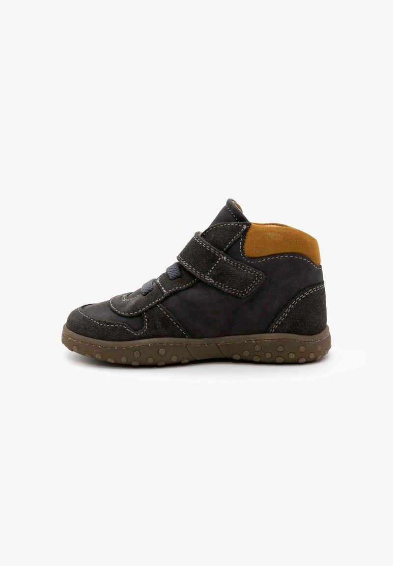 Baskets montantes en suede noir avec un accent marron au talon, lacets gris et une sangle à boucle velcro, dotées d'une semelle en caoutchouc texturée.