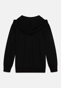 Sudadera negra con un tejido suave, mangas largas y una gran capucha. El dobladillo inferior y los puños tienen una textura acanalada para un mejor ajuste.