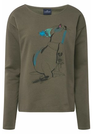 Camiseta de algodón de manga larga color verde oliva con un estampado gráfico de un animal estilizado con vibrantes acentos en azul y rosa.