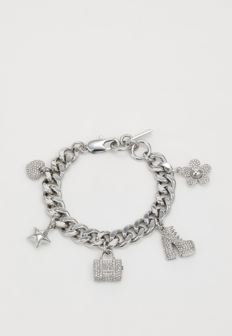 Hõbedane ketist kaelakee, millel on viis võlu: süda, täht, lille, käekott ja kõrge kontsaga king, kõik kaunistatud säravate gemmidega.