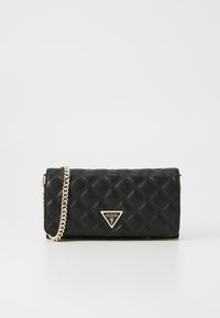 Borsa a tracolla nera trapuntata con catena, con un'apposita placca logo triangolare in oro. Materiale liscio con dettagli a motivo a diamante.