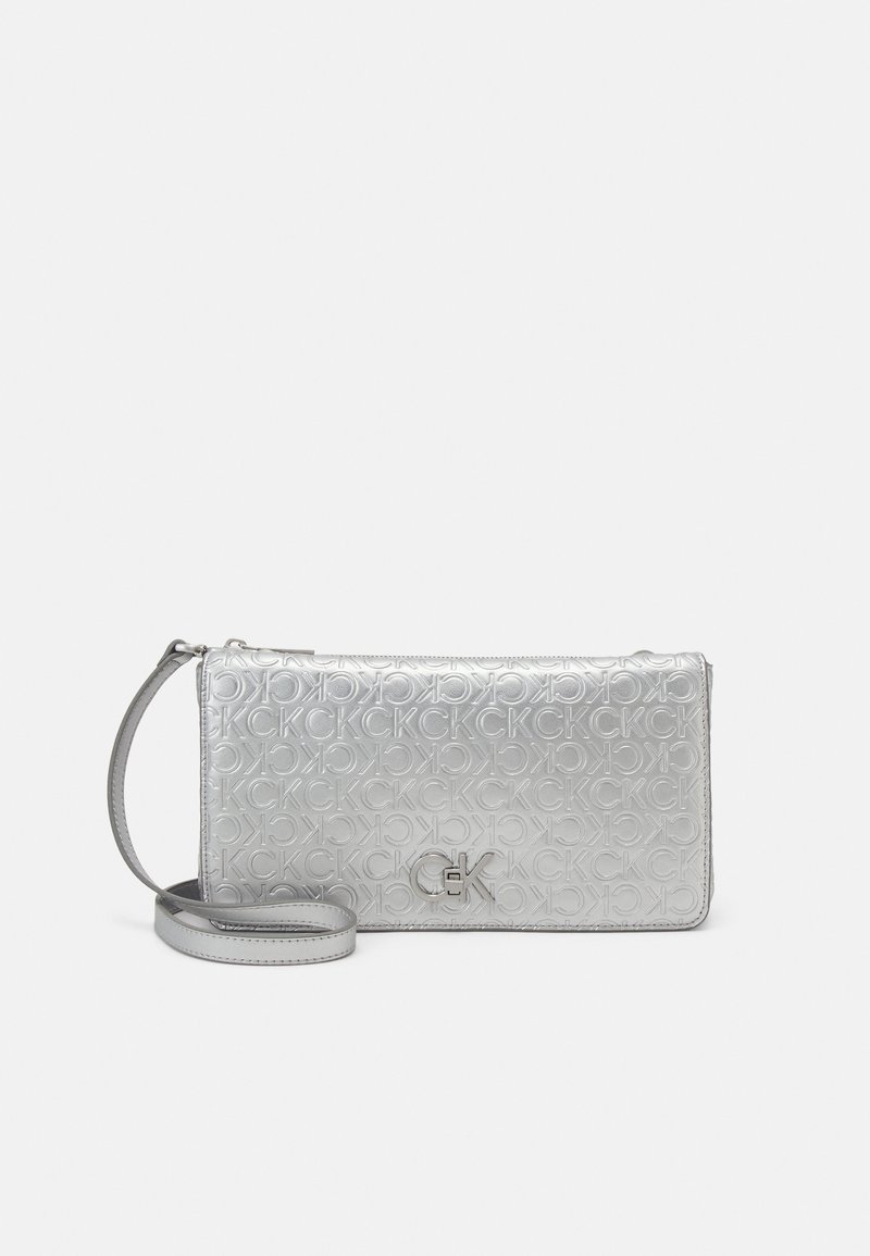 Calvin Klein - LOCK DOUBLE - Sac bandoulière - silver-coloured, Agrandir