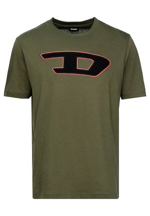 Camiseta Diesel verde oliva de manga corta, cuello redondo y gran logo "D" delineado en negro y rojo en el pecho.