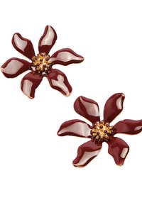 Czerwone, emaliowane kolczyki w kształcie kwiatu z błyszczącymi płatkami i złotymi akcentami, z centralnym skupiskiem małych koralików.