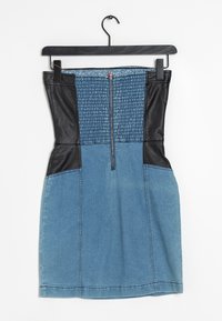 Denim ja keinonahasta valmistettu mekko, jossa on tiukka paitaosa, rypytetty yksityiskohta, tummat nahkapaneelit ja vetoketjusuljenta takana.