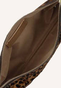 Clutch con stampa leopardata, con chiusura a zip e fodera marrone, caratterizzato da una superficie liscia e una patch in pelle interna. Chiusura a zip lungo il bordo superiore.