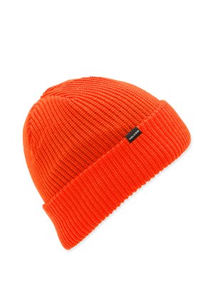 Bonnet tricoté orange vif avec une texture côtelée et un revers replié. Présente une petite étiquette noire "Volcom" sur le côté.