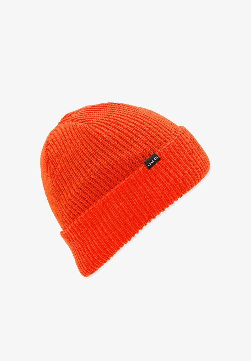 Lysorange strikket hue med ribbet struktur og en foldet kant. Har en lille sort "Volcom" label på siden.