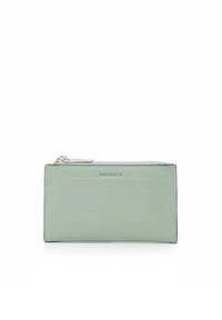 Portafoglio verde menta con texture coccodrillo, zip argentata e logo impresso. Forma rettangolare con linee pulite e una finitura liscia.