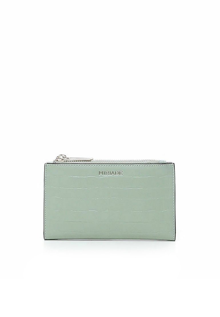 Portafoglio verde menta con texture coccodrillo, zip argentata e logo impresso. Forma rettangolare con linee pulite e una finitura liscia.