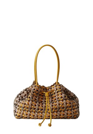 Borsa intrecciata con strisce di pelle marrone, beige e gialla, dotata di manici gialli e chiusura a coulisse al centro superiore.