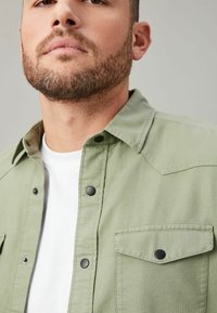Next TWIN POCKET TEXTURED LONG SLEEVE - Marškiniai - khaki green