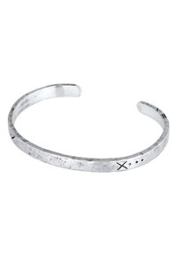 Silverfärgad manschettarmband med en texturerad yta, prydd med ingraverade linjer och symboler. Öppen design, minimalistisk form och släta kanter.