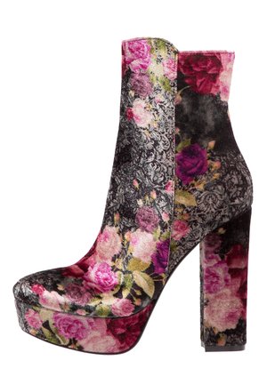 Højhælede platform ankle støvle med pink, lilla og grøn blomster fløjlstof og et sort blonder mønster overlagt.