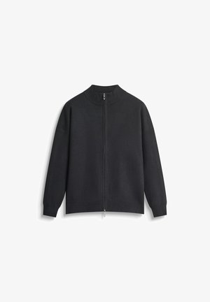 Suéter negro de manga larga con cremallera y cuello alto, puños acanalados y hombros ligeramente caídos sobre fondo blanco.