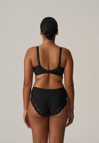 Czarny biustonosz i pasujące majtki z wysokim stanem ozdobione koronką. Gładki materiał, regulowane ramiączka i prosty design. Widok z tyłu.