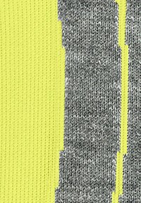 Szary materiał z teksturowanym splotem, podzielony jasnoskalnymi sekcjami, tworząc odważny i kontrastowy wizualny wzór.