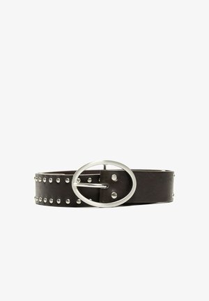 Cintura in pelle nera con borchie rotonde in argento e fibbia ovale in argento, mostrata arrotolata su sfondo bianco.