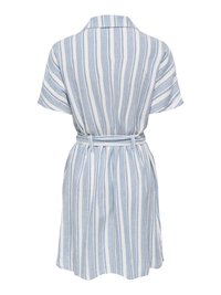 Vue de dos d'une robe à manches courtes, longueur genou, avec des rayures verticales bleues et blanches et une ceinture en tissu assortie à la taille.