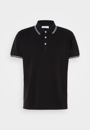 Μαύρο polo μπλουζάκι από βαμβάκι, με τρεις κουμπιά στη μανσέτα, λευκή περιθήκη στον γιακά και τις μανσέτες, και διακριτική λεπτομέρεια λογότυπου.