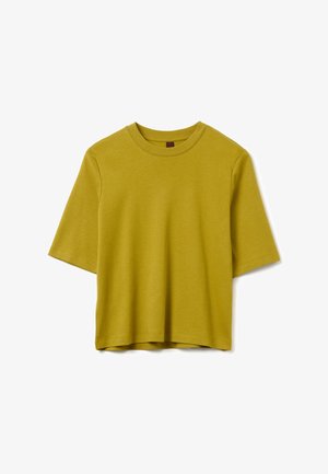 Camiseta de manga corta y cuello redondo en color mostaza. Tejido suave y ligero con un corte holgado y dobladillo recto. Sin patrones ni adornos visibles.