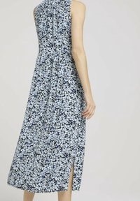 Hihaton, kukkakuosisessa mekossa on sinisen ja valkoisen sävyjä, istuva yläosa ja sivureikä, ja se on valmistettu kevyestä kankaasta.