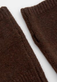 Braune Wollbeinstulpen mit einer weichen, strukturierten Oberfläche und gerippten Bündchen. Der Stoff zeigt subtile Farbvariationen.