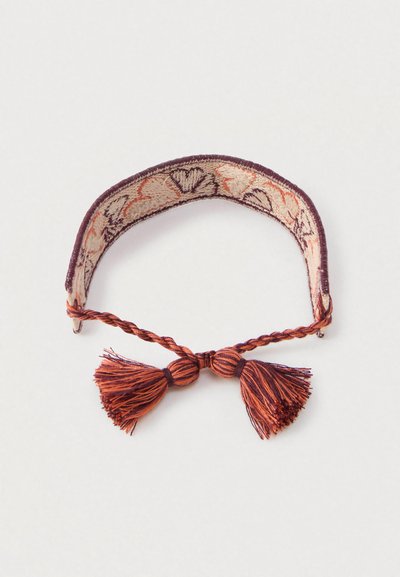 Woven textile headband in warm tones with heart pattern, finished with tied tassels in orange and burgundy. Soft texture, curved shape.