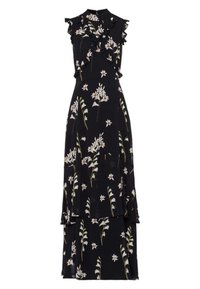 Černé květinové maxi šaty s volánovými rukávy, se skládajícími vrstvami. Tkanina zobrazuje bílé květiny a zelené listy na tmavém pozadí.