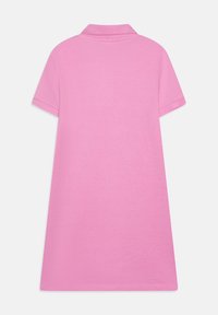 Růžové polo šaty s krátkými rukávy, klasickým límcem a rovný střih. Měkká textura a lehký materiál, vhodné pro každodenní nošení.