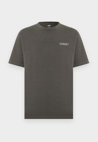 Σκούρο γκρι κοντομάνικο T-shirt με στρογγυλή λαιμόκοψη και μικρό λευκό λογότυπο "OBEY" στο αριστερό μέρος του στήθους.