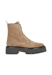Beżowe zamszowe botki za kostkę z przodem na sznurowanie, detalami brogue oraz wytrzymałą czarną gumową podeszwą. Posiadają tylną pętelkę oraz eleganckie szwy.