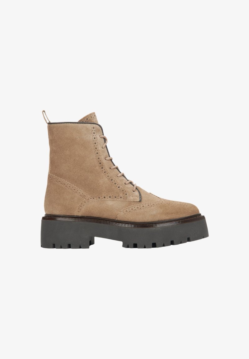 Beżowe zamszowe botki za kostkę z przodem na sznurowanie, detalami brogue oraz wytrzymałą czarną gumową podeszwą. Posiadają tylną pętelkę oraz eleganckie szwy.