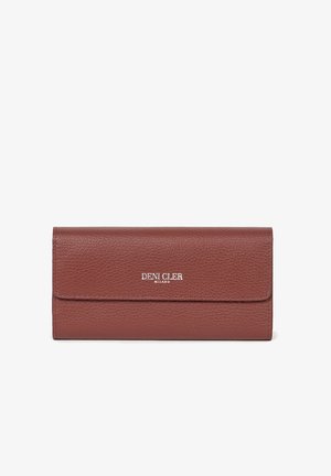 Brązowy skórzany portfel o fakturowanym wykończeniu, z przednią klapką i srebrzystym logo. Kompaktowy, prostokątny kształt.