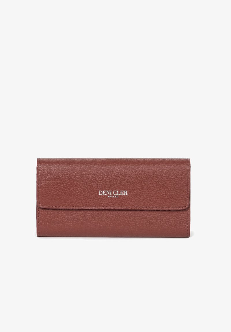 Brązowy skórzany portfel o fakturowanym wykończeniu, z przednią klapką i srebrzystym logo. Kompaktowy, prostokątny kształt.